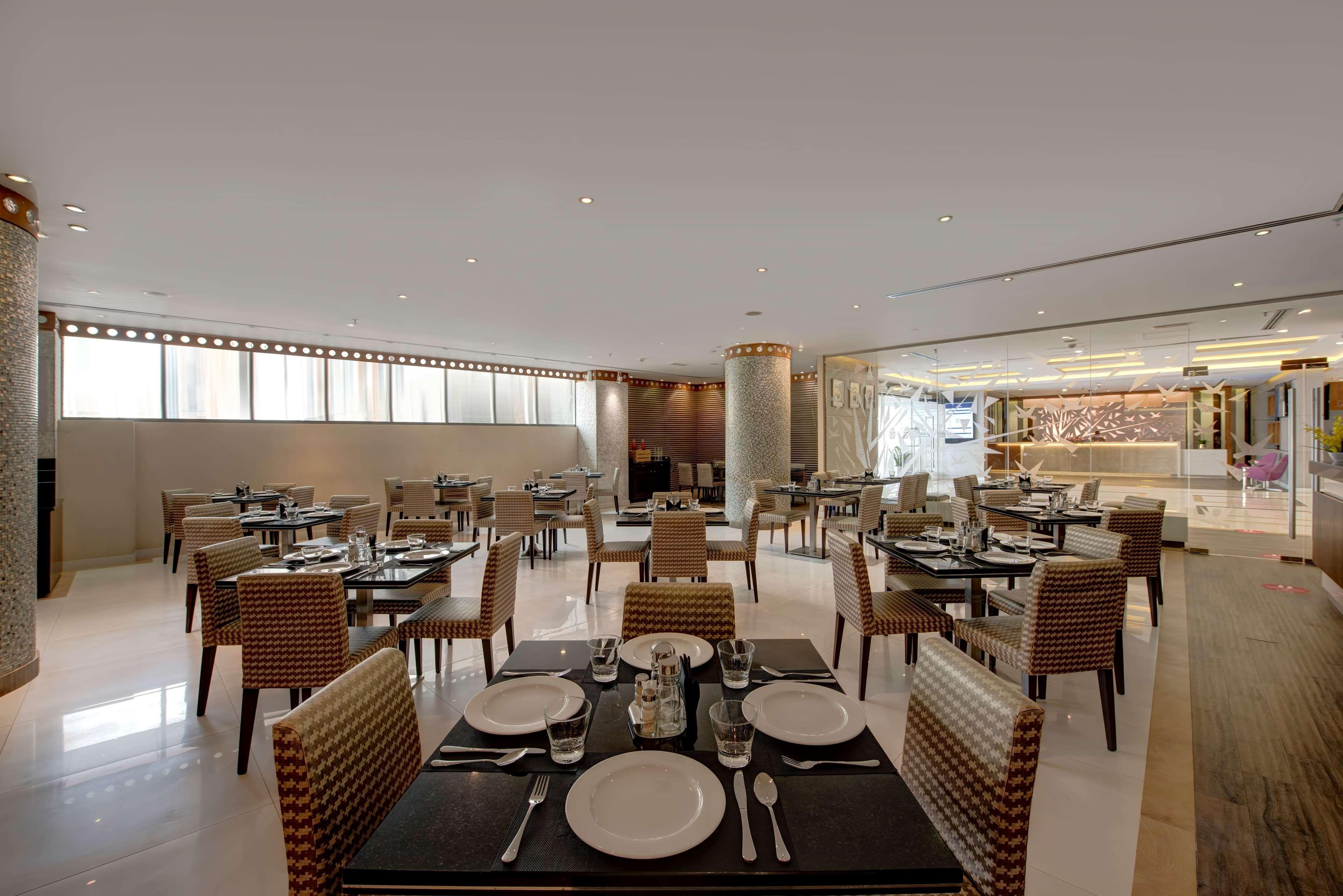 Howard Johnson Plaza By Wyndham Dubai Deira Restoran fotoğraf